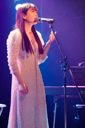 “ホーリーボイス”で注目のシンガー・花耶（かや）がデビューライブで武部聡志と共演！