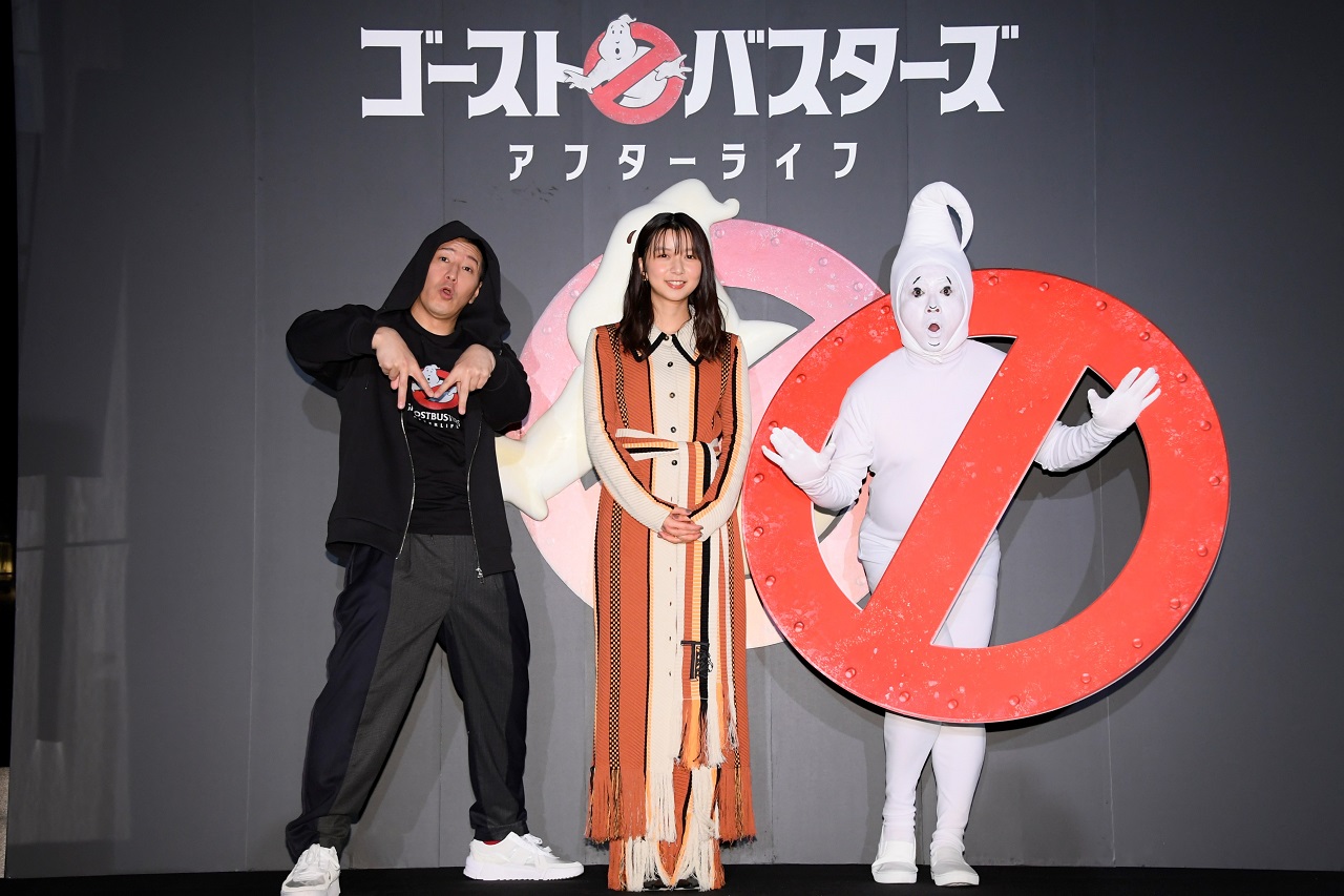 上白石萌歌 フィービー役がミニ マシュマロマンをチョコレートづけにしてパクっと退治 チョコプラ長田扮する Mr パーカーjr がテーマ曲を熱唱 チョコプラ松尾まさかの ゴーストバスターズ ロゴのモノマネに会場大爆笑 日刊エンタメクリップ