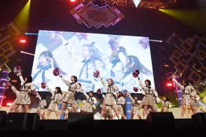 AKB48「世界がガン見する“GANMIダンス”」で話題の最新曲『元カレです』をライブ初披露！ 新冠番組＆新チーム体制のスタートでついにAKB48新章突入へ。指原莉乃ら卒業生もサプライズ登場！