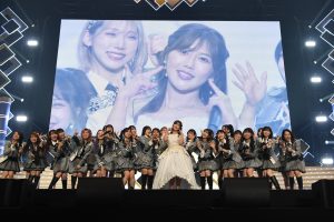 AKB48「世界がガン見する“GANMIダンス”」で話題の最新曲『元カレです』をライブ初披露！ 新冠番組＆新チーム体制のスタートでついにAKB48新章突入へ。指原莉乃ら卒業生もサプライズ登場！