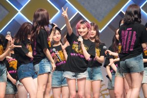 AKB48「世界がガン見する“GANMIダンス”」で話題の最新曲『元カレです』をライブ初披露！ 新冠番組＆新チーム体制のスタートでついにAKB48新章突入へ。指原莉乃ら卒業生もサプライズ登場！