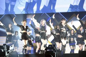 AKB48「世界がガン見する“GANMIダンス”」で話題の最新曲『元カレです』をライブ初披露！ 新冠番組＆新チーム体制のスタートでついにAKB48新章突入へ。指原莉乃ら卒業生もサプライズ登場！