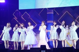 AKB48「世界がガン見する“GANMIダンス”」で話題の最新曲『元カレです』をライブ初披露！ 新冠番組＆新チーム体制のスタートでついにAKB48新章突入へ。指原莉乃ら卒業生もサプライズ登場！