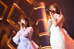 AKB48「世界がガン見する“GANMIダンス”」で話題の最新曲『元カレです』をライブ初披露！ 新冠番組＆新チーム体制のスタートでついにAKB48新章突入へ。指原莉乃ら卒業生もサプライズ登場！