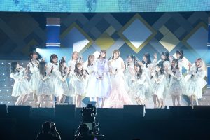 AKB48「世界がガン見する“GANMIダンス”」で話題の最新曲『元カレです』をライブ初披露！ 新冠番組＆新チーム体制のスタートでついにAKB48新章突入へ。指原莉乃ら卒業生もサプライズ登場！