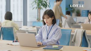 森七菜 「爽しようタイム」が待ちきれず“テクテク歩き”に！ 撮影現場を和ます笑顔に「可愛すぎる…！」と絶賛の嵐！