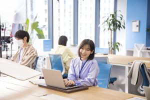 森七菜 「爽しようタイム」が待ちきれず“テクテク歩き”に！ 撮影現場を和ます笑顔に「可愛すぎる…！」と絶賛の嵐！