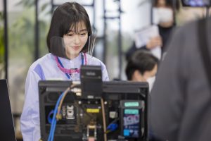 森七菜 「爽しようタイム」が待ちきれず“テクテク歩き”に！ 撮影現場を和ます笑顔に「可愛すぎる…！」と絶賛の嵐！