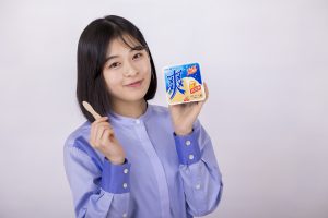 森七菜 「爽しようタイム」が待ちきれず“テクテク歩き”に！ 撮影現場を和ます笑顔に「可愛すぎる…！」と絶賛の嵐！