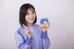 森七菜 「爽しようタイム」が待ちきれず“テクテク歩き”に！ 撮影現場を和ます笑顔に「可愛すぎる…！」と絶賛の嵐！
