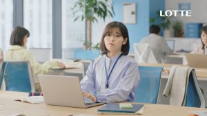 森七菜 「爽しようタイム」が待ちきれず“テクテク歩き”に！ 撮影現場を和ます笑顔に「可愛すぎる…！」と絶賛の嵐！