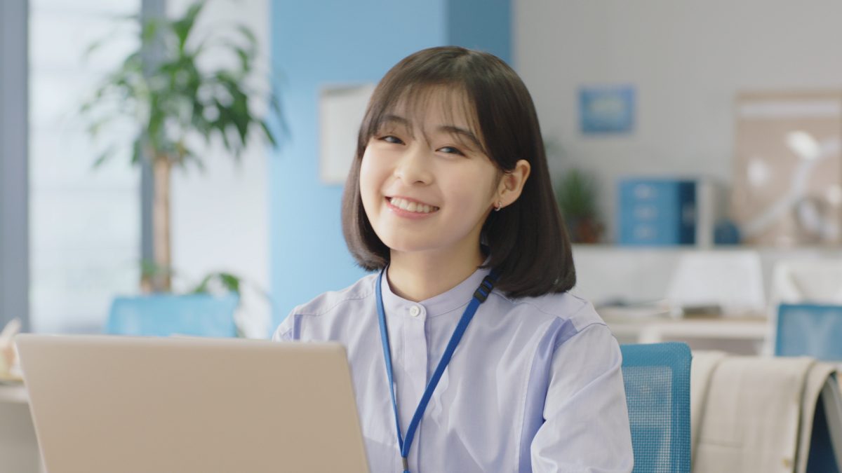 森七菜 「爽しようタイム」が待ちきれず“テクテク歩き”に！ 撮影現場を和ます笑顔に「可愛すぎる…！」と絶賛の嵐！