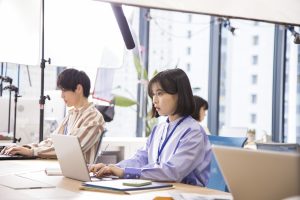 森七菜 「爽しようタイム」が待ちきれず“テクテク歩き”に！ 撮影現場を和ます笑顔に「可愛すぎる…！」と絶賛の嵐！