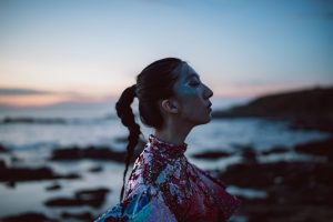 女優・石川瑠華が踊る踊る踊る！春ねむり、ニュー・アルバムより「生きる」MV公開