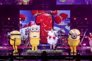 LiSA、7/15（金）公開映画「ミニオンズ フィーバー」吹き替えキャストに決定！ ソロデビュー日に開催された日本武道館公演にミニオンが駆け付けド派手に祝福！