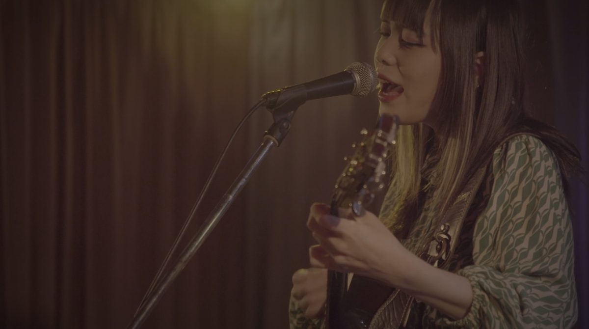 みゆな 弾き語りワンマンライブ『六〇七丁目 一番地』から「秘密」 のライブ映像を特別公開！