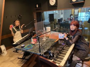 ヒグチアイとハラミちゃんがピアノ2台で即興コラボ！大ヒット曲「悪魔の子」生セッション映像を公開！