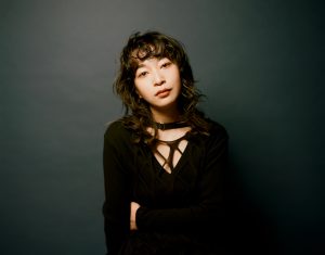 ヒグチアイとハラミちゃんがピアノ2台で即興コラボ！大ヒット曲「悪魔の子」生セッション映像を公開！