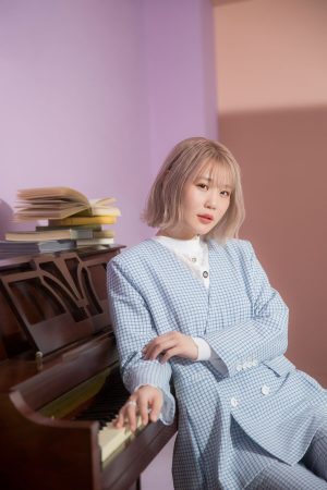 ヒグチアイとハラミちゃんがピアノ2台で即興コラボ！大ヒット曲「悪魔の子」生セッション映像を公開！