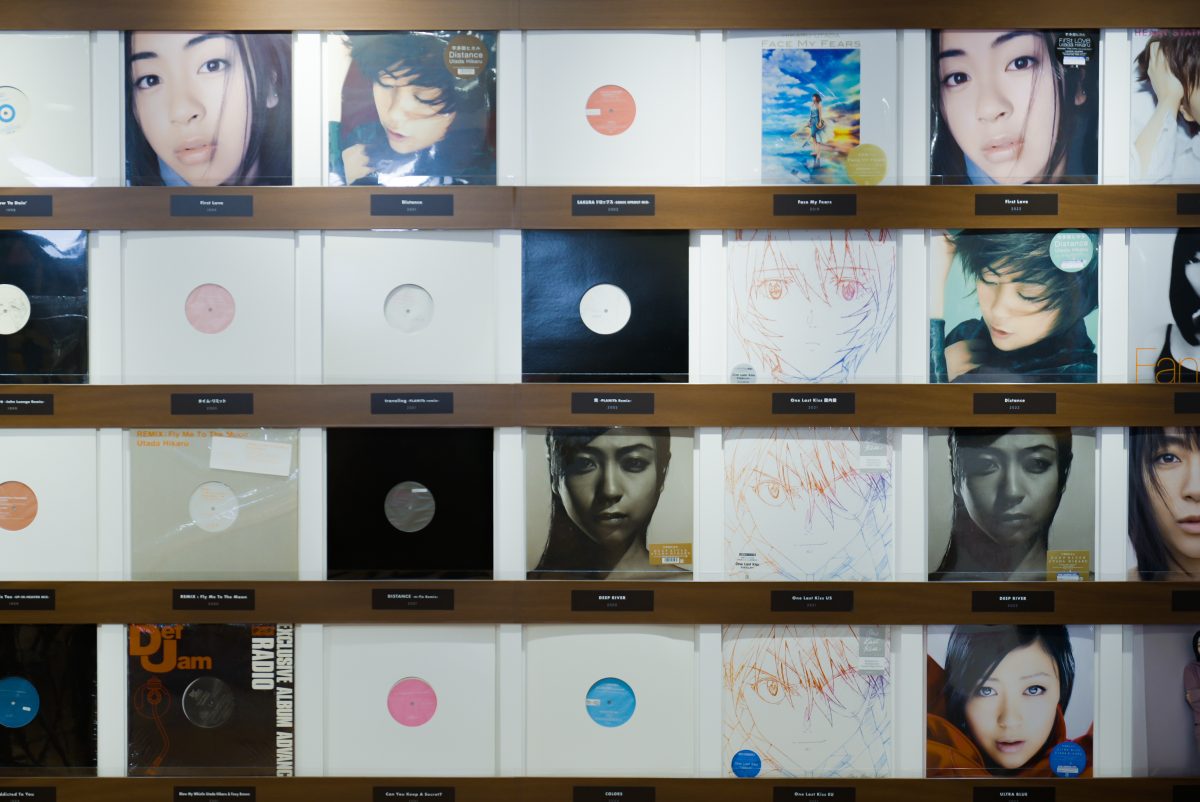 最新アルバム「BADモード」アナログ盤発売記念“HIKARU UTADA VINYL POP-UP SHOP” が大盛況のうちに終了。好評を受け、延べ1万人がリアルタイム参加し、総再生数25万突破したDJ生配信イベントのアーカイブ映像とアフタームービーをYouTube上で公開！