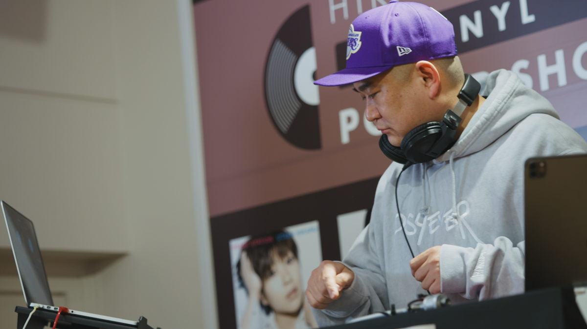 最新アルバム「BADモード」アナログ盤発売記念“HIKARU UTADA VINYL POP-UP SHOP” が大盛況のうちに終了。好評を受け、延べ1万人がリアルタイム参加し、総再生数25万突破したDJ生配信イベントのアーカイブ映像とアフタームービーをYouTube上で公開！