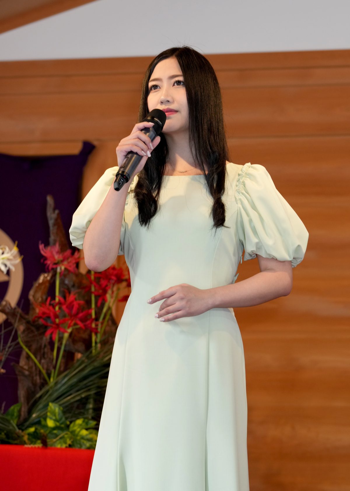門松みゆきが東京・金刀比羅宮で５月25日発売の第４弾シングル「彼岸花咲いて」ヒット祈願。神楽殿ステージで彼岸花に囲まれて新曲を奉納
