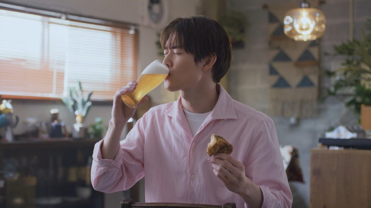 宮沢氷魚が“沖縄のうまさに、ココロオドル”瞬間を表現「オリオン ザ・ドラフト」新TVCM「沖縄の味＜チキン＞」篇を5月31日から放映開始！