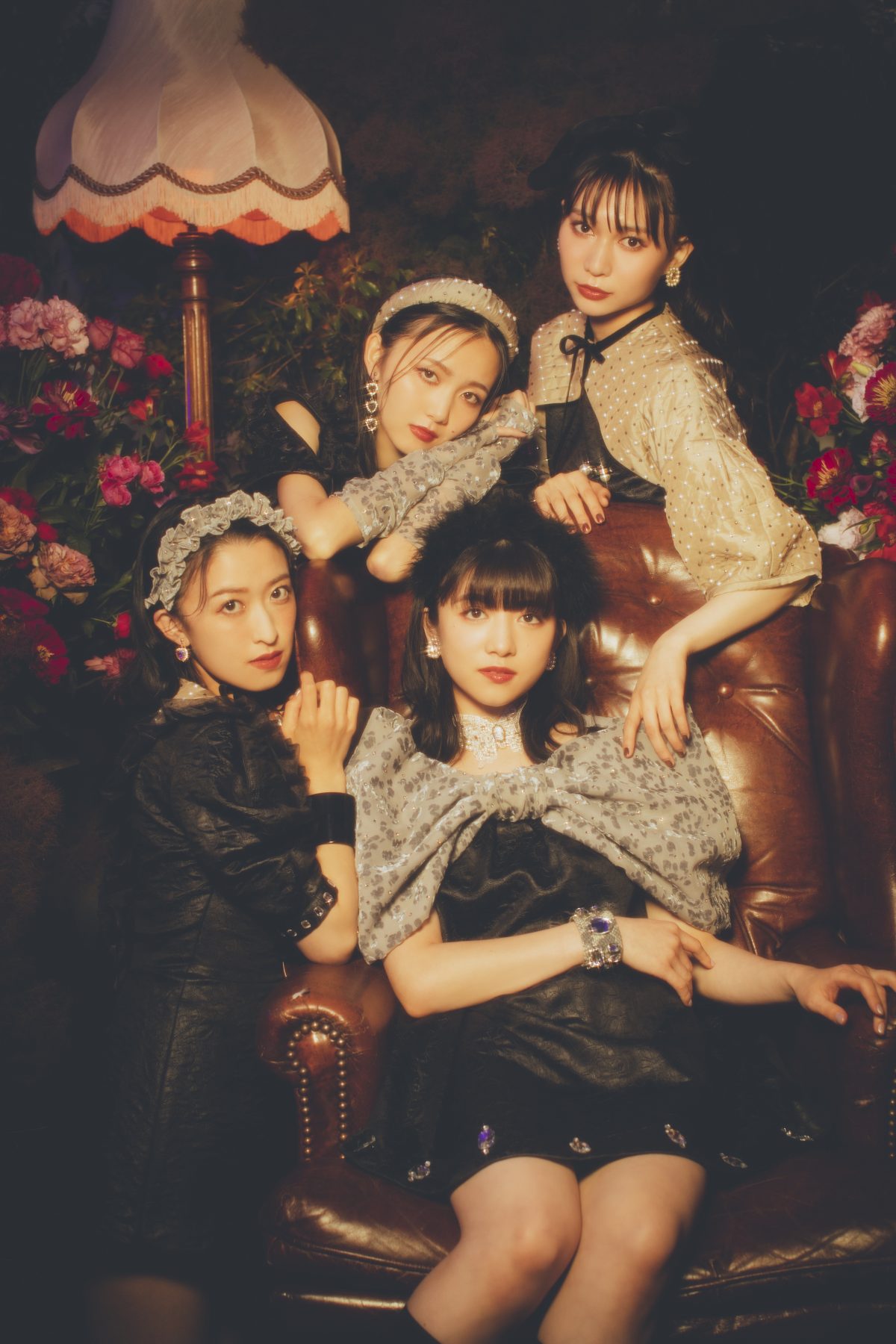 東京女子流、8月3日に発売予定の「ノクターナル」、ダークロマンティックな新ビジュアル公開にファン歓喜。