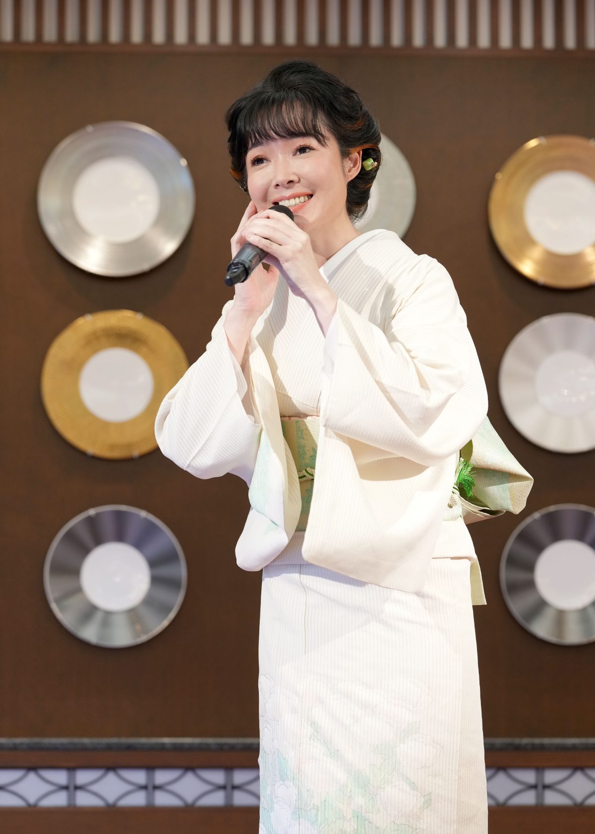 デビュー満30周年の田川寿美が東京大神宮でファン30人と一緒に新曲「白秋」ヒット祈願＆歌唱イベント。七夕の短冊に願いを