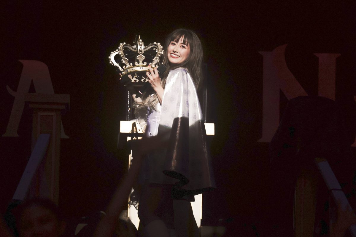 アーヤカ姫の王冠を盗んだのは…！？ 佐々木彩夏、6度目の『AYAKA NATION 2022』で魅せたあーりん全開のあーりん劇場。クールな女泥棒を描いた新曲「Lady Cat」初パフォーマンス！