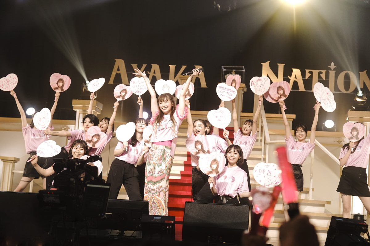 アーヤカ姫の王冠を盗んだのは…！？ 佐々木彩夏、6度目の『AYAKA NATION 2022』で魅せたあーりん全開のあーりん劇場。クールな女泥棒を描いた新曲「Lady Cat」初パフォーマンス！