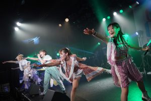 アップアップガールズ（仮）とアップアップガールズ（２）が2マンライブ！ 底力をたっぷりと感じられる楽しく熱いライブ