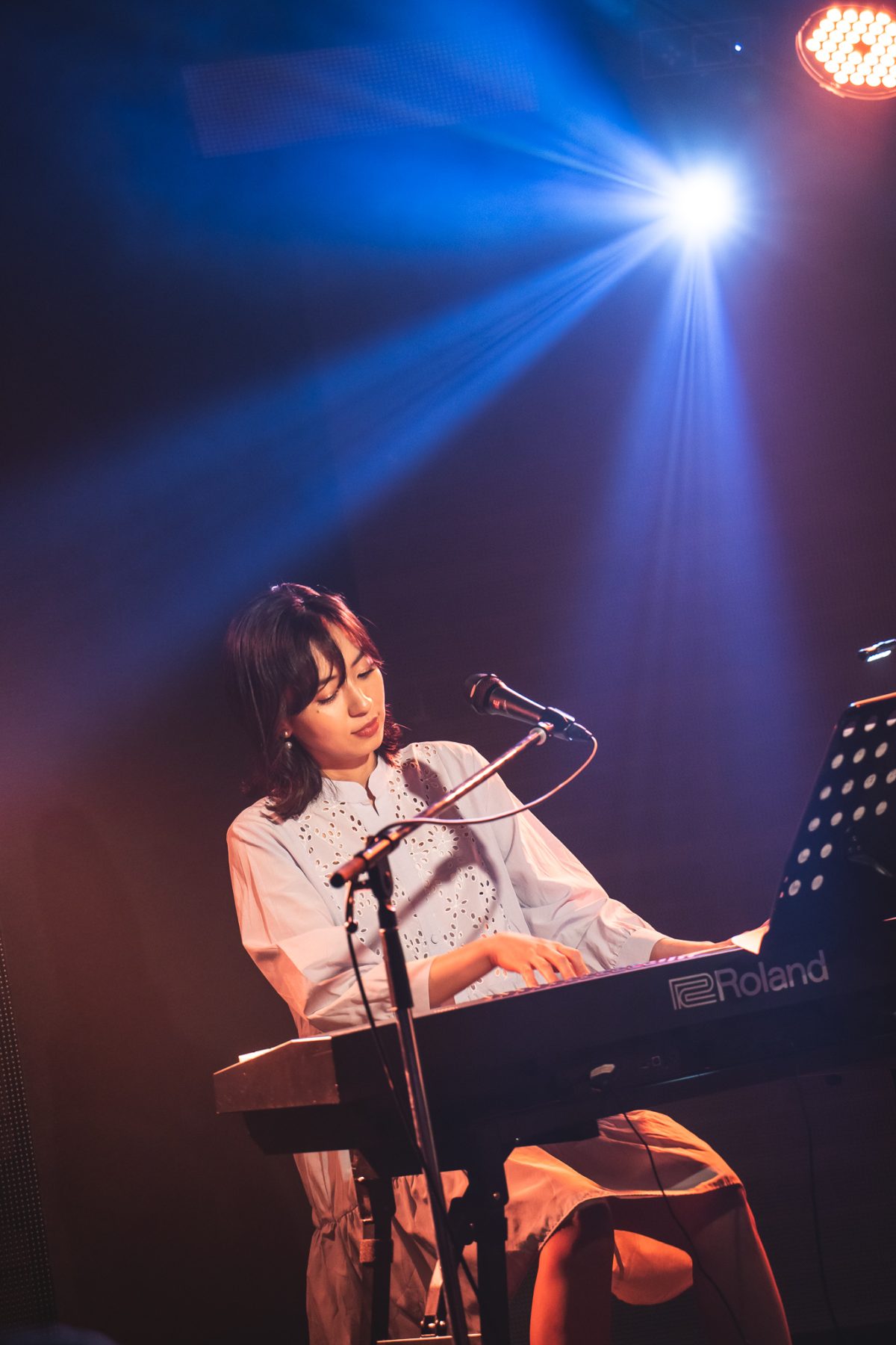 一心不乱に鍵盤を叩く藤嶋美伶。狂気を孕んだその姿と激情した劇場型な音楽を、いつしか夢中になって追いかけていた。藤嶋美伶ソロデビューライブの模様をレポート！！