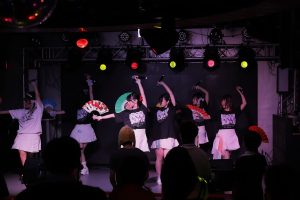 百海咲希(コンビニ推進アイドル(仮))、生誕祭でおパンツを披露?!「桃太郎」風の電子紙芝居から、漫才まで、いろんな桃色の顔を百海咲希が見せてくれた。