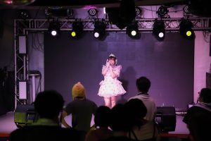 百海咲希(コンビニ推進アイドル(仮))、生誕祭でおパンツを披露?!「桃太郎」風の電子紙芝居から、漫才まで、いろんな桃色の顔を百海咲希が見せてくれた。