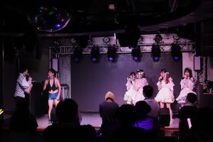 百海咲希(コンビニ推進アイドル(仮))、生誕祭でおパンツを披露?!「桃太郎」風の電子紙芝居から、漫才まで、いろんな桃色の顔を百海咲希が見せてくれた。