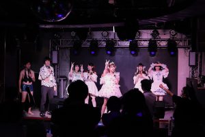 百海咲希(コンビニ推進アイドル(仮))、生誕祭でおパンツを披露?!「桃太郎」風の電子紙芝居から、漫才まで、いろんな桃色の顔を百海咲希が見せてくれた。