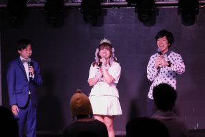 百海咲希(コンビニ推進アイドル(仮))、生誕祭でおパンツを披露?!「桃太郎」風の電子紙芝居から、漫才まで、いろんな桃色の顔を百海咲希が見せてくれた。