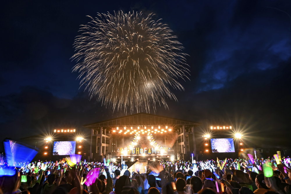 私立恵比寿中学、3年ぶりの夏の野外ライブ「ファミえん」開催!2日間で約13,000人が山中湖に集結! 雄大な富士山のふもとで花火や40トンの水を使ったウォーターキャノン!豪華演出あふれる楽しいステージに。 12 私立恵比寿中学、3年ぶりの夏の野外ライブ「ファミえん」開催!2日間で約13,000人が山中湖に集結! 雄大な富士山のふもとで花火や40トンの水を使ったウォーターキャノン!豪華演出あふれる楽しいステージに。
