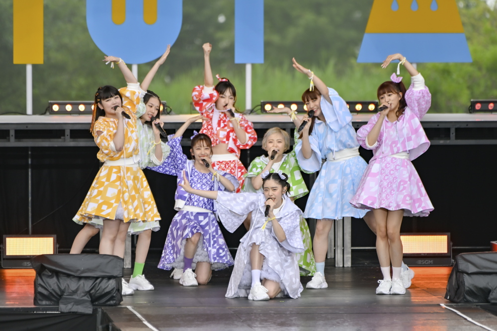 私立恵比寿中学、3年ぶりの夏の野外ライブ「ファミえん」開催!2日間で約13,000人が山中湖に集結! 雄大な富士山のふもとで花火や40トンの水を使ったウォーターキャノン!豪華演出あふれる楽しいステージに。 14 私立恵比寿中学、3年ぶりの夏の野外ライブ「ファミえん」開催!2日間で約13,000人が山中湖に集結! 雄大な富士山のふもとで花火や40トンの水を使ったウォーターキャノン!豪華演出あふれる楽しいステージに。
