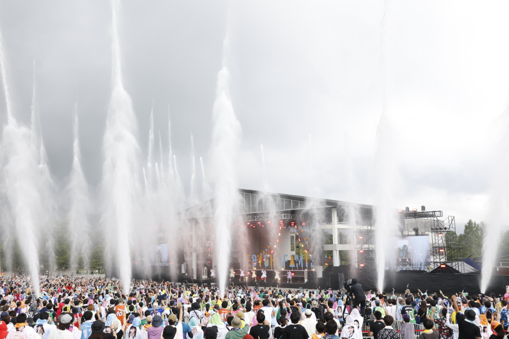 私立恵比寿中学、3年ぶりの夏の野外ライブ「ファミえん」開催!2日間で約13,000人が山中湖に集結! 雄大な富士山のふもとで花火や40トンの水を使ったウォーターキャノン!豪華演出あふれる楽しいステージに。 16 私立恵比寿中学、3年ぶりの夏の野外ライブ「ファミえん」開催!2日間で約13,000人が山中湖に集結! 雄大な富士山のふもとで花火や40トンの水を使ったウォーターキャノン!豪華演出あふれる楽しいステージに。