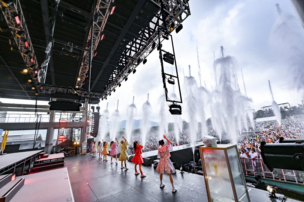 私立恵比寿中学、3年ぶりの夏の野外ライブ「ファミえん」開催!2日間で約13,000人が山中湖に集結! 雄大な富士山のふもとで花火や40トンの水を使ったウォーターキャノン!豪華演出あふれる楽しいステージに。 17 私立恵比寿中学、3年ぶりの夏の野外ライブ「ファミえん」開催!2日間で約13,000人が山中湖に集結! 雄大な富士山のふもとで花火や40トンの水を使ったウォーターキャノン!豪華演出あふれる楽しいステージに。