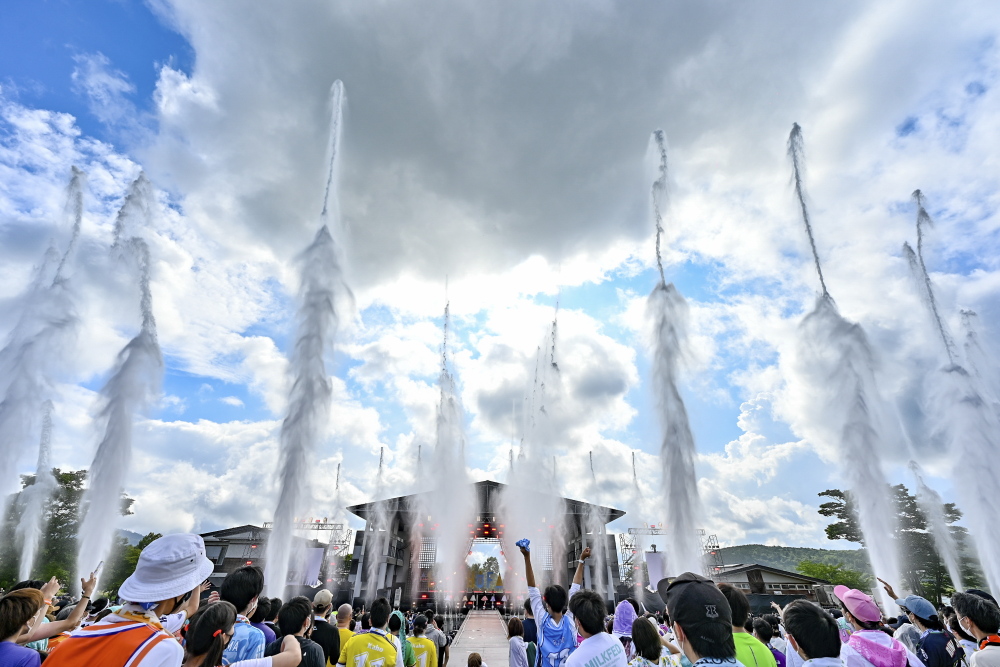 私立恵比寿中学、3年ぶりの夏の野外ライブ「ファミえん」開催!2日間で約13,000人が山中湖に集結! 雄大な富士山のふもとで花火や40トンの水を使ったウォーターキャノン!豪華演出あふれる楽しいステージに。 19 私立恵比寿中学、3年ぶりの夏の野外ライブ「ファミえん」開催!2日間で約13,000人が山中湖に集結! 雄大な富士山のふもとで花火や40トンの水を使ったウォーターキャノン!豪華演出あふれる楽しいステージに。