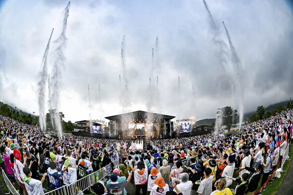 私立恵比寿中学、3年ぶりの夏の野外ライブ「ファミえん」開催!2日間で約13,000人が山中湖に集結! 雄大な富士山のふもとで花火や40トンの水を使ったウォーターキャノン!豪華演出あふれる楽しいステージに。 7 私立恵比寿中学、3年ぶりの夏の野外ライブ「ファミえん」開催!2日間で約13,000人が山中湖に集結! 雄大な富士山のふもとで花火や40トンの水を使ったウォーターキャノン!豪華演出あふれる楽しいステージに。