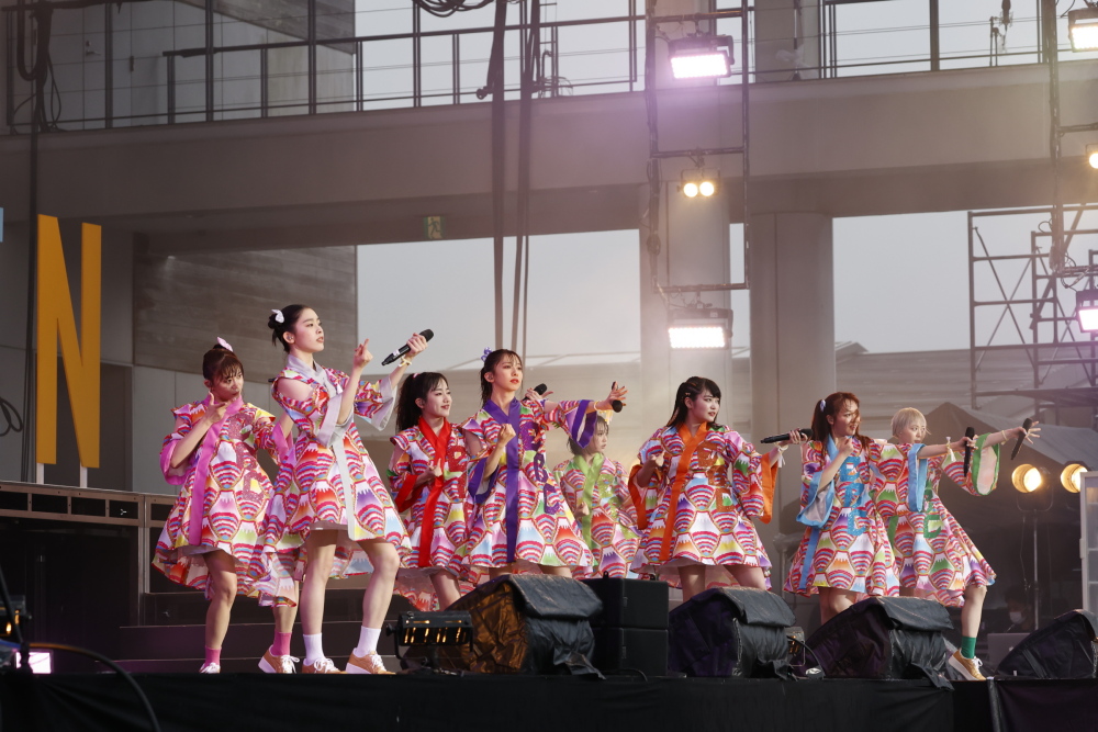 私立恵比寿中学、3年ぶりの夏の野外ライブ「ファミえん」開催!2日間で約13,000人が山中湖に集結! 雄大な富士山のふもとで花火や40トンの水を使ったウォーターキャノン!豪華演出あふれる楽しいステージに。 8 私立恵比寿中学、3年ぶりの夏の野外ライブ「ファミえん」開催!2日間で約13,000人が山中湖に集結! 雄大な富士山のふもとで花火や40トンの水を使ったウォーターキャノン!豪華演出あふれる楽しいステージに。