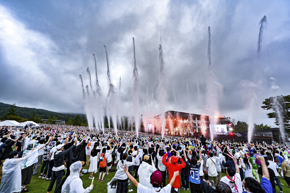 私立恵比寿中学、3年ぶりの夏の野外ライブ「ファミえん」開催!2日間で約13,000人が山中湖に集結! 雄大な富士山のふもとで花火や40トンの水を使ったウォーターキャノン!豪華演出あふれる楽しいステージに。 10 私立恵比寿中学、3年ぶりの夏の野外ライブ「ファミえん」開催!2日間で約13,000人が山中湖に集結! 雄大な富士山のふもとで花火や40トンの水を使ったウォーターキャノン!豪華演出あふれる楽しいステージに。
