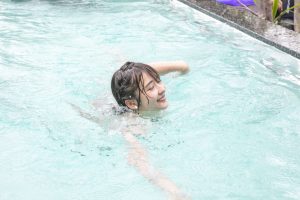 名古屋最大級の温浴施設キャナルリゾートに“ほぼプール”の「泳げる水風呂」が爆誕！ 名古屋で人気急上昇中のアイドルグループ・プリンセス物語が初めてのサウナ＆水風呂を体験でサウナにドはまり！