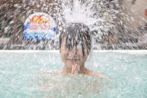 名古屋最大級の温浴施設キャナルリゾートに“ほぼプール”の「泳げる水風呂」が爆誕！ 名古屋で人気急上昇中のアイドルグループ・プリンセス物語が初めてのサウナ＆水風呂を体験でサウナにドはまり！