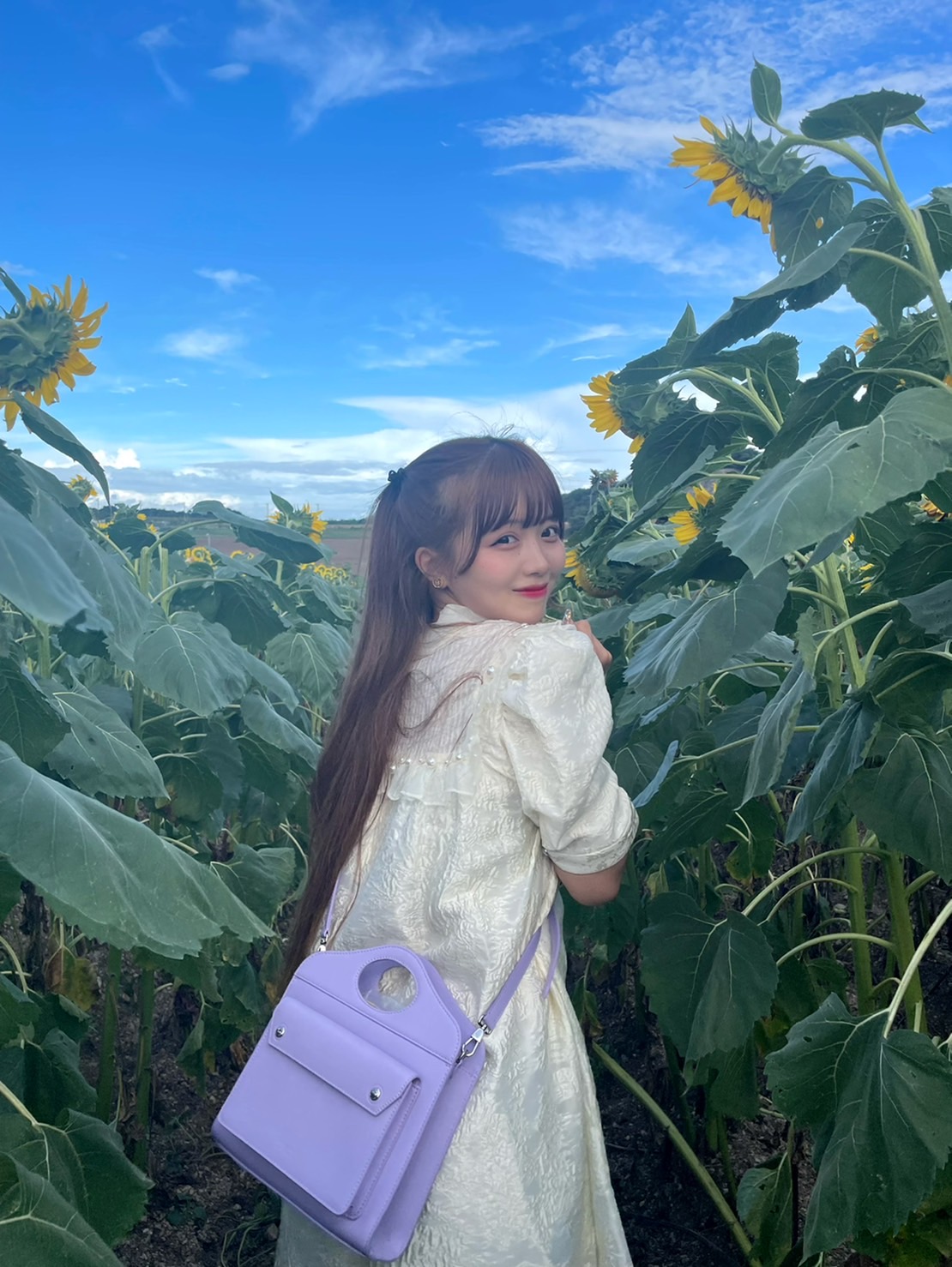 ひまわり畑の妖精！？ 天使すぎる小悪魔Kirariの夏らしさ全開の投稿に絶賛の声