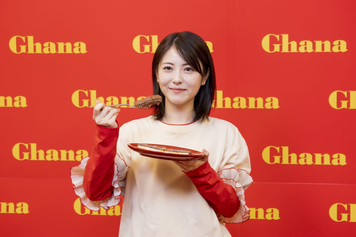 「大きな口で、がぶっといっちゃって。」浜辺美波が幸せあふれる表情でガーナのアガる口どけを堪能！